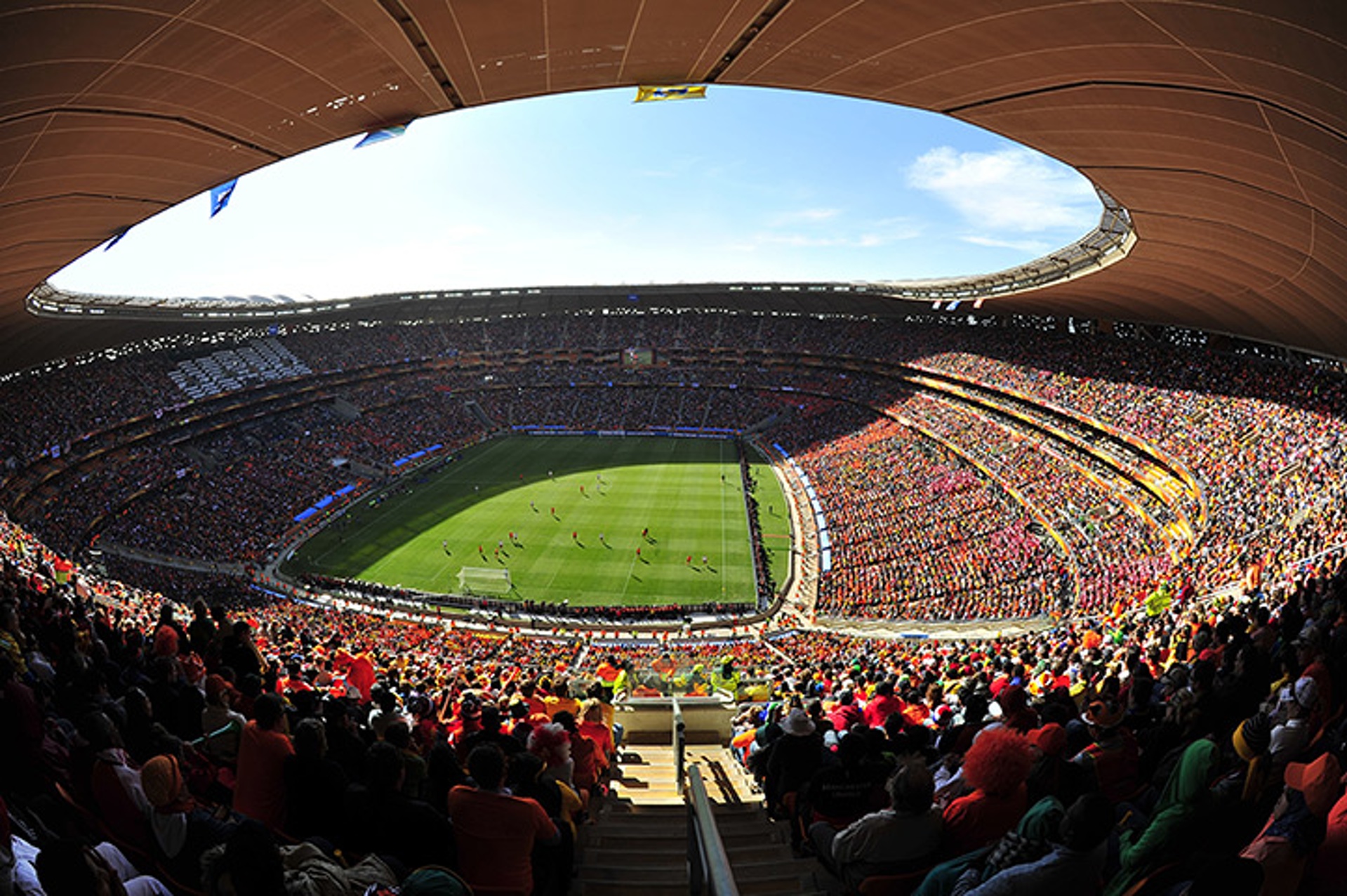 Стадионы футбола вместимость. Стадион СОККЕР Сити Йоханнесбург. ФНБ Стэдиум Йоханнесбург. СОККЕР Сити стадион ЮАР. Стадион Роуз Боул в США.